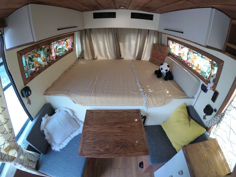 dost karavan iç görsel yatak masa dolap